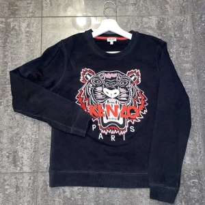 Kenzo college tröja - Är i storlek L, men är mer som en storlek S-M. 98% bomull. Trycket är broderat. Köpte den för några år sedan för 1699kr. Den är är anvönd få gånger och är i bra skick. Lite urtvättad. Om du är frågor är det bara att fråga! 🤍