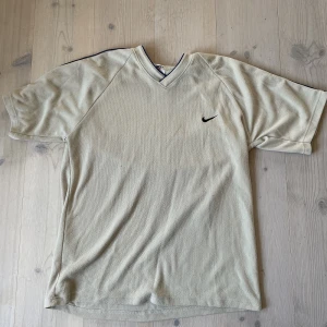 Niketröja - Niketröja i tjockt material! Säljer då jag inte använder den.  Kan mötas upp i Trollhättan, annars står köparen för frakten🤍 