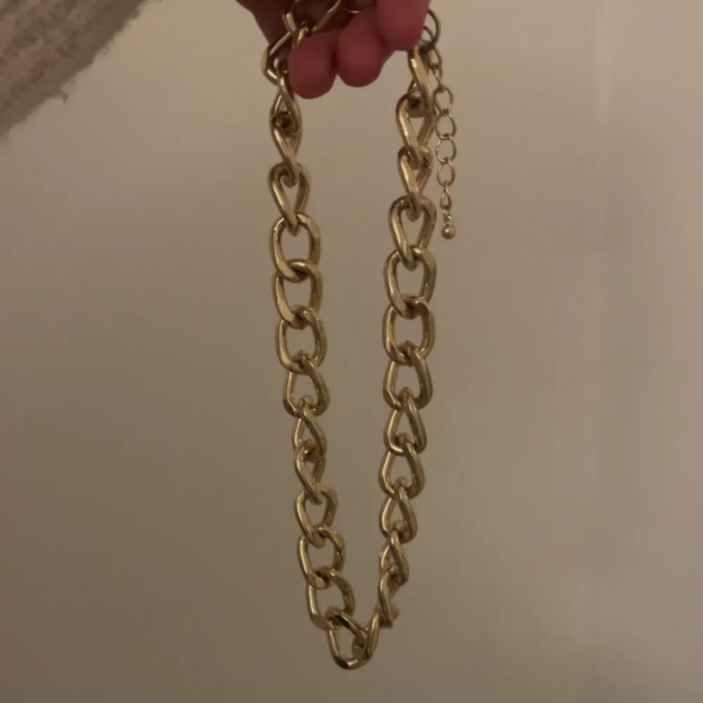 Guldig halsband/halskedja, använd ett par gånger men är i fint skick🥰  Från glitter, kommer ej ihåg vad jag betalade för det men mitt pris är 20kr🥰🥰🥰 Köparen står för frakten🥰🥰. Accessoarer.