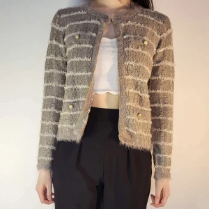 stickad öppen cardigan från For Her Paris - fin stickad cardigan med en liten krok för att knäppa upptill. storlek M/L. 30% ull/45% akryl/25% polymid. möter ej upp, postar enbart 🌸 