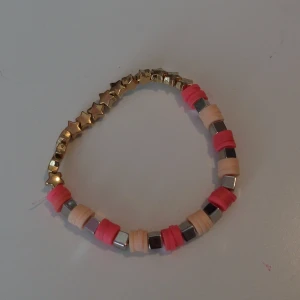 Rosa silver och guld armband 💕 - Ett rosa, silver och guldigt armband i storlek mellan. Halva är rosa och silver och halva är guld stjärnor. Det är hemmagjort och var gjord för några dagar sen. Hade varit jättetacksam om någon ville köpa 💕💕