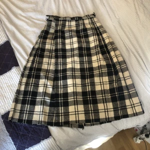 Söt filt kjol - Super snygg filt kjol i storlek Xs men justerbar! Är från Skottland! Super söt om du ska gå till något bibliotek och vill vara en it girl där! 🧳säljer för 150kr + frakt