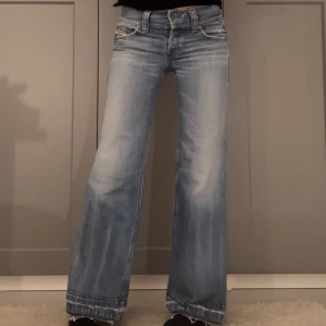 Diesel jeans  - Lågmidjade utsvängda diesel jeans! W:27 L:30 Har sprättat upp de längst ner så de är något längre än L:30 och lite slitna där nere men inget man tänker på! Startar budgivning om många är intresserade :) Lägger upp igen pga oseriös köpare!  