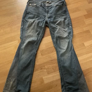 True religon jeans - Feta Custom trueys dom är om sydda till bootcut. Priset kan diskuteras vid snabb affär och tar även emot trades.