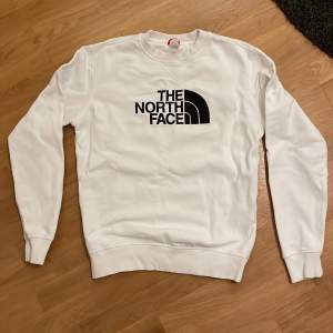 Jag säljer min the north face sweatshirt för den har blivit för liten för mig Skick 9/10 Färg vit  Storlek M