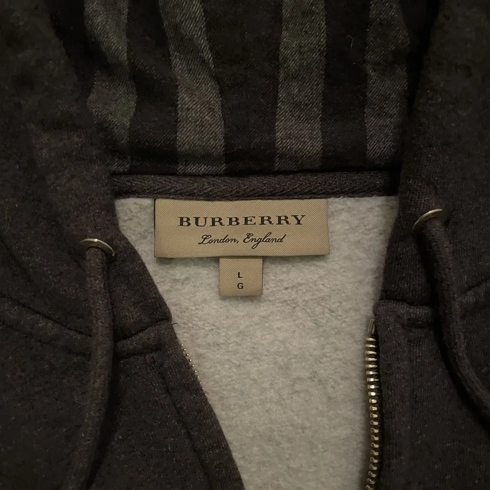 Tja! Säljer min super fina Burberry zip hoodie då jag behöver spara pengar till och köpa en moppebil. Tröjan är liten i storleken och passar mig perfekt som är runt 180. Tröjan är i nyskick. 9,5/10. Skriv för fler bilder!. Tröjor & Koftor.