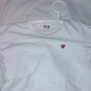 Cdg t shirt - Hej! Säljer nu min vita cdg t shirt som jag använde förra sommaren. Den är i fint skick. Storleken är ung en xs då deras storlekar är ofta små. Tagen har tyvärr blivit bortvättad och bara lite text och symbolen är kvar. Skriv gärna om ni är intresserade 🤠