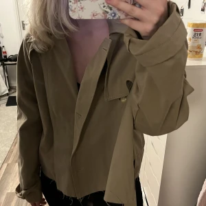 Biege kappa  - Säljer denna brun/beige kappa från Junkyard helt oanvänd den är i storlek L men passar även mig bra som är S 