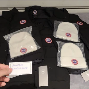 Canada goose väst med mössa - Märke: Canada goose Storlek: XS och S Pris: 1200 för mössa och väst Frakt: Fri
