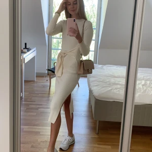 Other stories klänning - Superfin krämvit stickad klänning från other stories. Sparsamt använd. Storlek S