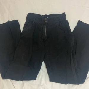 Svarta jeans från Pull & Bear, 36 - Svarta jeans från Pull & Bear med kostymkänsla. Tyckte väldigt mycket om de här byxorna, så de har används en del. Nu passar de inte ihop med mina kläder längre och därför säljer jag vidare. De är lösa och mycket sköna🃏