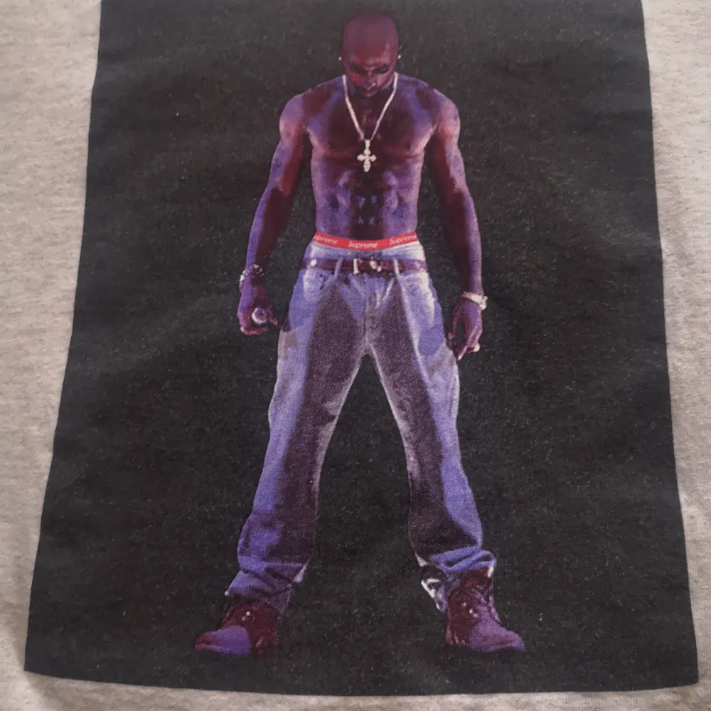 Supreme Tupac hologram tshirt i Large Cond 9/10 . T-shirts.