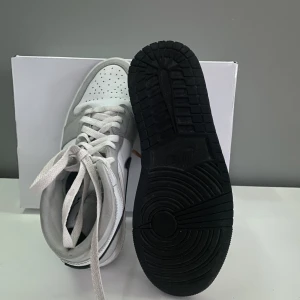 Air Jordan 1 light smoke grey - Ett par feta Jordan 1. Använda ett förslagenhet och nytvättade samt knappt kreasade. Nypris ca 3600.