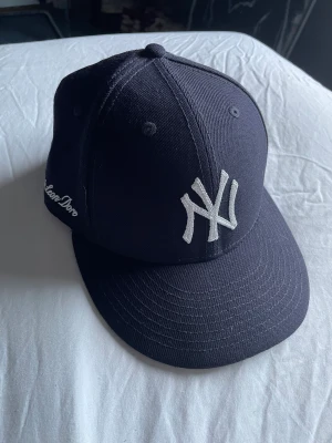 Aime leon dore keps - Aime leon dore x new era keps köpt i ald butiken i new york Sparsamt använd av mig o den är ä väldigt fint skick Chain stitch modellen  Bara att skriva om du undrar över något eller vill ha mer bilder