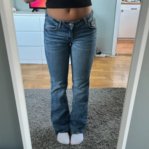 Low waist jeans - Low waist jeans från Hm, super snygga och bekväma! Säljer för de kommer ej till användning (knappt använda)