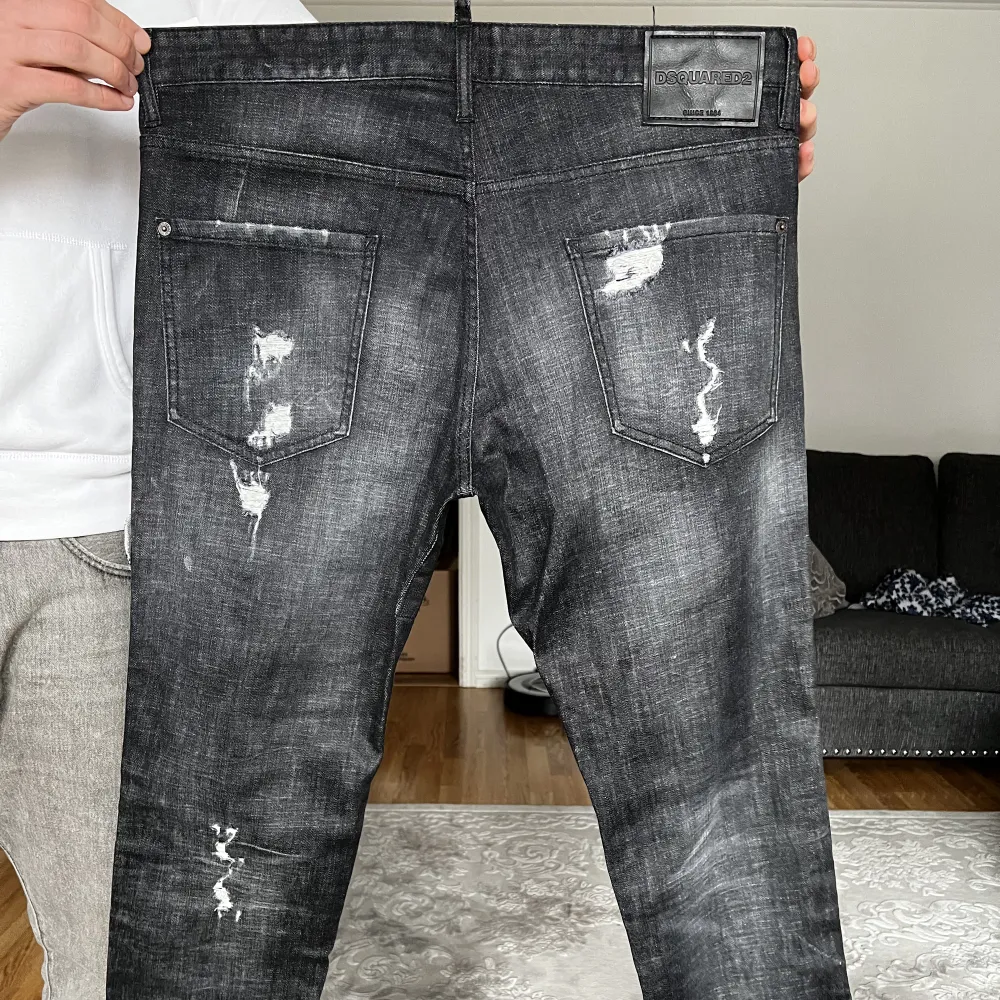 Dsquared2 jeans som använts 1-2 gånger. Skick 10/10. Köptes för 5999 kr och jag säljer för 2999. Storlek 54 . Jeans & Byxor.
