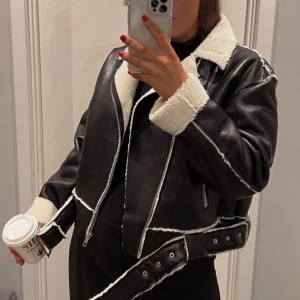 Jacka, STRL 36 - Jacka som inte kommer till användning, köpt nyligen och inte alls använd. Väldigt fin och passar till fina outfits strl 36 