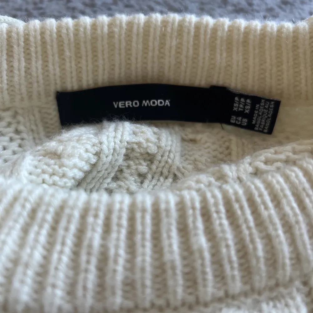 Detta är en superfin beige tröja från  Vero Moda✨säljer för att den inte kommer till användning längre💗. Stickat.