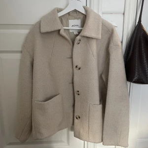 Kort kappa - Superfin jacka från monki, använd väldigt få gånger. 