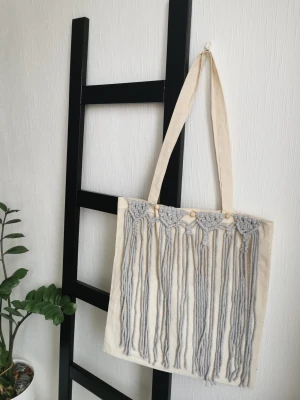 Tygväska med fickor på insidan  - Tygväskan med fickor. Insidan har två fack med två små fickor.