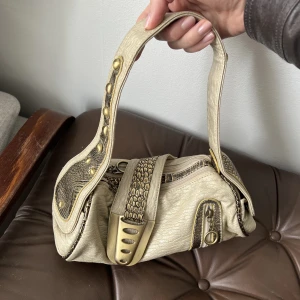 Baguetteväska, handväska - Liten väska med väldigt mycket fina detaljer! Perfekta festväskan 🤎 I superskick!