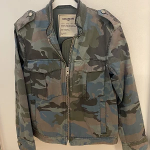 Zadig & Voltaire jacka - Inköpt för 2 år sen, använd väldigt sparsamt och har mest hängt i garderoben. Står M men lite mindre i storleken så skulle säga S. Perfekt vår jacka. Pris kan diskuteras vid snabb affär⚡️