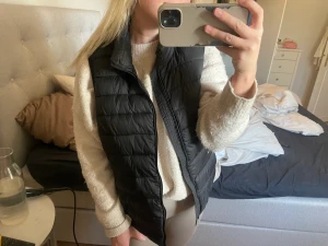 Väst  - Säljer min väst från cappuccini stl S Passar till allt, är också tunn därav perfekt till våren 