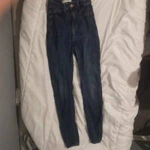 Jeans - Mörkblåa jeans utan hål. 