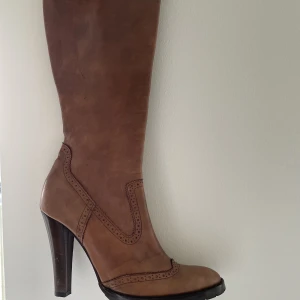 70tals retro cowboy boots! - Must have! Sååå otroligt snygga, köpta på POP i Sthlm för 700kr, äkta läder och otroligt bra skick!   Har fler bilder med de på! Säljer pga för stora för mig! Storlek 40, kommer impregnerade och tvättade i bästa skick!  Inga defekter💋