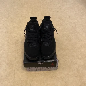 Jordan 4 - Hej jag säljer mina Jordan 4 black cat . Jag andvänd 1-2 gånger inga skador. Köpt för 5000kr. Säljer för 3000kr kan gå ner i pris vid snabb äfär 