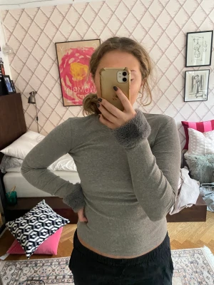 Zara tröja - Så cool ribbad tröja med päls. 