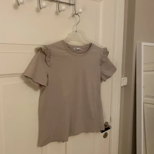 Topp från Zara - Säljer denna söta toppen från Zara. I fint skick. Storlek S
