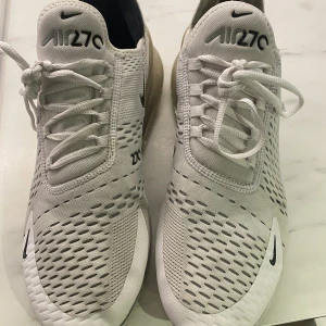 Air Max 270 - Fina skor som jag inte använder längre, de är i väldigt bra skick och är köpta för 1800. Använda förra sommaren. Storlek 45 men passar även en lite större 44. 