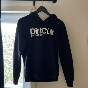 dirtcult hoodie - Knappt använd, väldigt bra skick. ord. pris 899kr