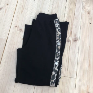 Leopard sett storlek  - Sköna utsvängda byxor och en luftig tröja