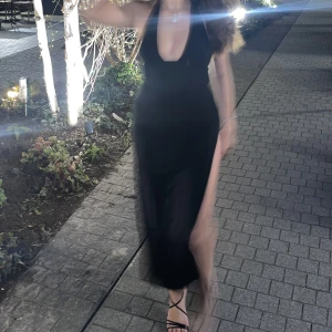 Oh polly mei dress - Säljer denna svarta snygga klänning från Oh polly! Anständig endast en gång, super snygg och formar en perfekt med ett super skönt material! Jag skulle säga att den passar allt från storlek XS-M  Nypris: 667kr