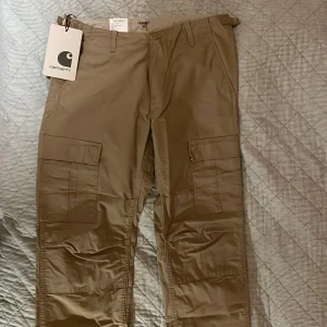 Carhartt WIP aviation pant - Carhartt WIP militärbyxa slim fit. 100%bomull. Storlek 31/32. Oanvända.