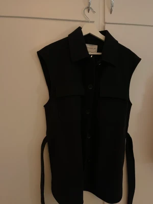 Väst  - Svart väst med knytning i midjan  Använd fåtal gånger! Storlek S men passar mig med XS💗