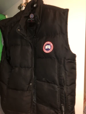 Canada goose väst  - Canada goose väst storlek L men passar M också✨bra skick utan fel✨