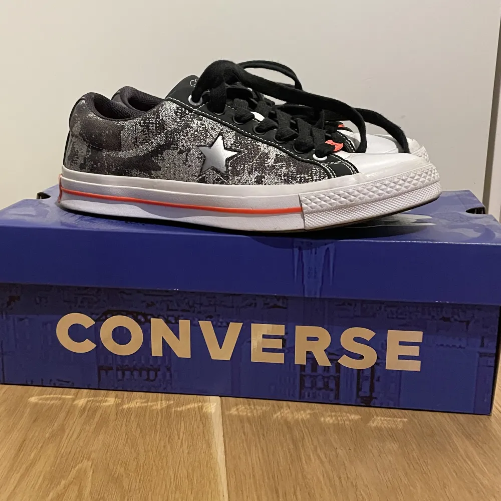 Yung lean  x Converse skor  Storlek 42.5 Använda fåtal gånger  Säljer pga. Passar inte . Skor.