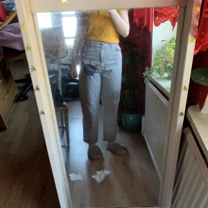 målade byxor/jeans - Byxor som jag har målat på med textil penna. Köpta från hm, bra skick. På sista bilden ser man allt som jag har ritat på dem.