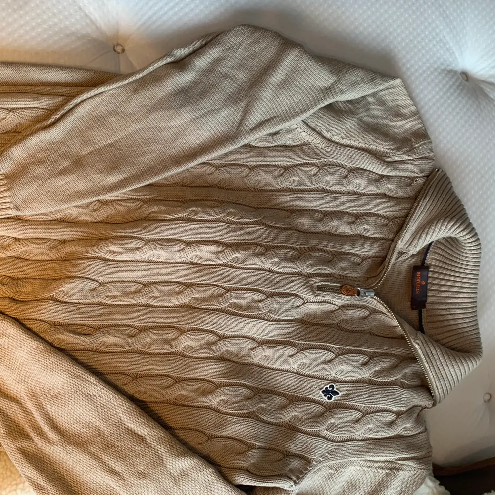 Morris halfzip beige i storlek M Nypris 1599kr Endast använd ett par gånger . Neuletakit & Villapaidat.