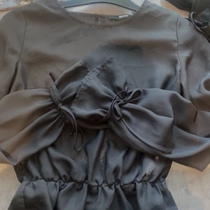 Blus - Jättefin svart blus med snördetaljer och volanger!🖤