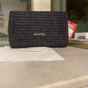 Valentino väska  - Säljer min fina oanvända   valentino väska,säljer då jag inte fått användning av den. Ny pris 1410💕💕  