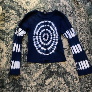 Batik tröja  - Jätte fin batik tröja i marin blå. Står storlek XL på lappen, men skulle säga att de är en S eller en tajtare M. 