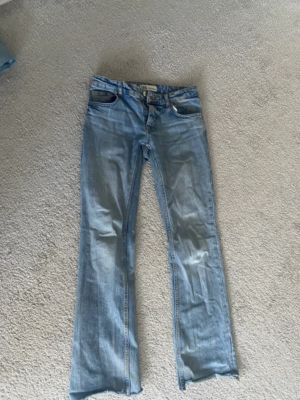 Super fina lågmidjade bootcut jeans ifrån zara. Jeansen är i strl 34 men skulle nog passa en 32 också. Jätte fina men är tyvärr lite för korta för mig! 💗💗💗. Jeans & Byxor.