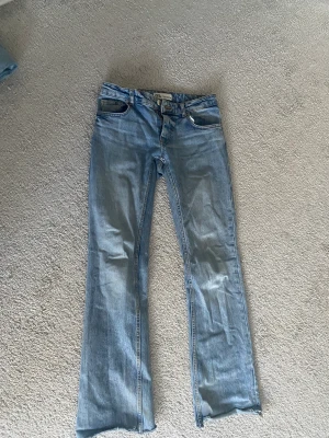 Ljusblå lågmidjade bootcut jeans  - Super fina lågmidjade bootcut jeans ifrån zara. Jeansen är i strl 34 men skulle nog passa en 32 också. Jätte fina men är tyvärr lite för korta för mig! 💗💗💗