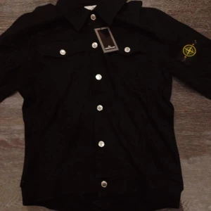 Stone island skjorta - Märke: Stone island Storlek: Finns olika Pris: 500 Frakt: Fri