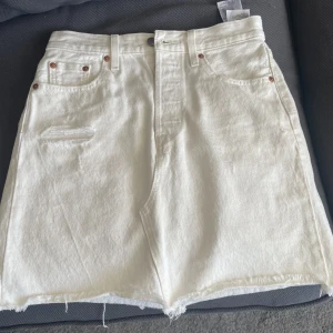 Jeanskjol - Skitsnygg jeanskjol från Levis som jag knappt har använt. Perfekt till sommaren 🤩
