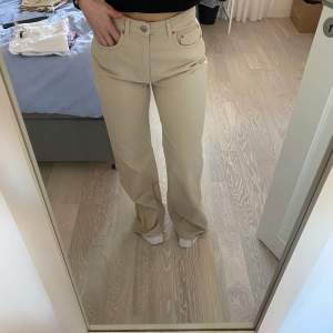 Beiga wide leg jeans från Stradivarius. Strl 38 (långa för mig som är 167). Använda 1 gång, 150 kr + frakt